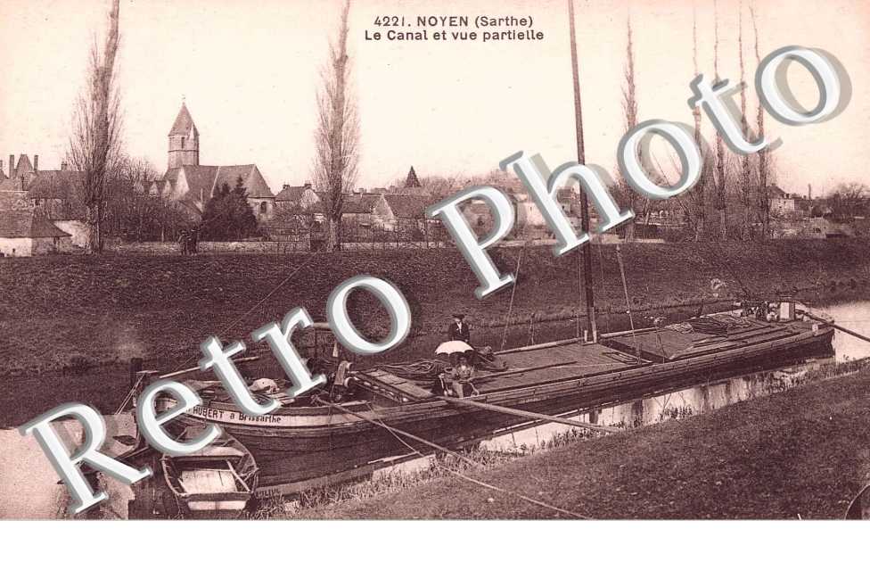 Le canal et vue partielle - peniche