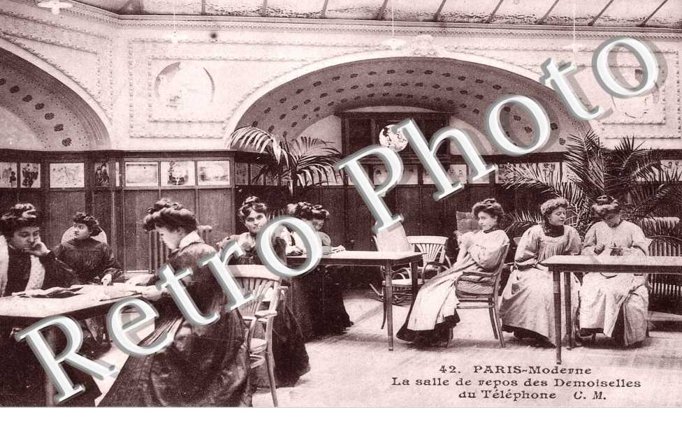 Rue du Louvre La salle de repos des demoiselles du Telephone