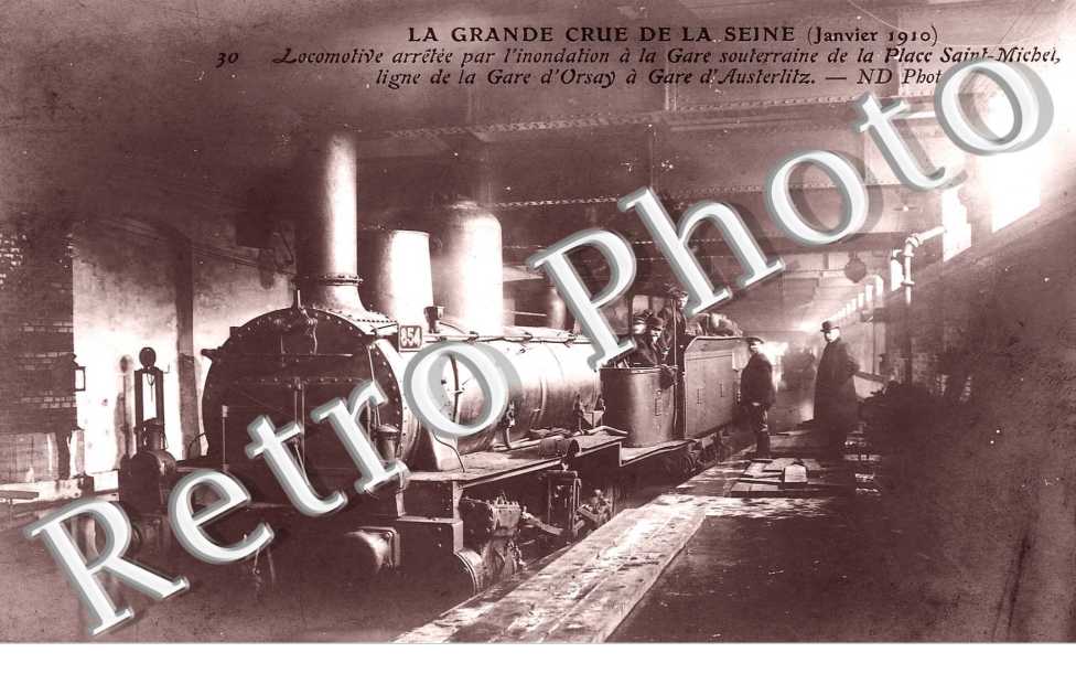 La Grande Crue de la Seine, locomotive arretee par l'innondation a la Gare
