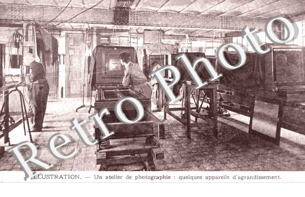  Rue Saint Georges L'Illustration - un atelier de photographie: quelques appareils d'agrandissement