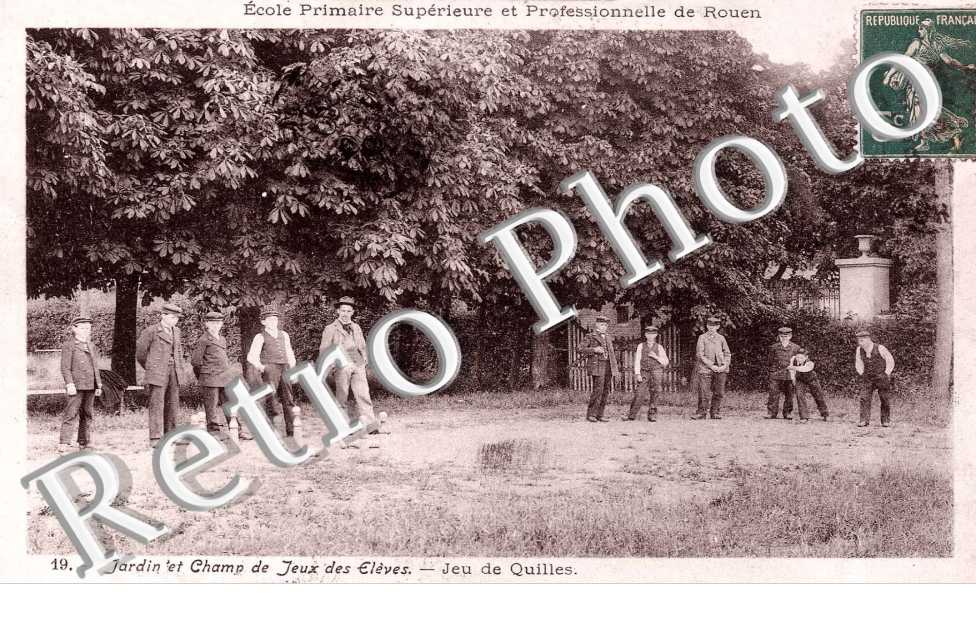 ecole primaire superieure - jardin et champ de jeux des eleves - Jeu de quilles - sport