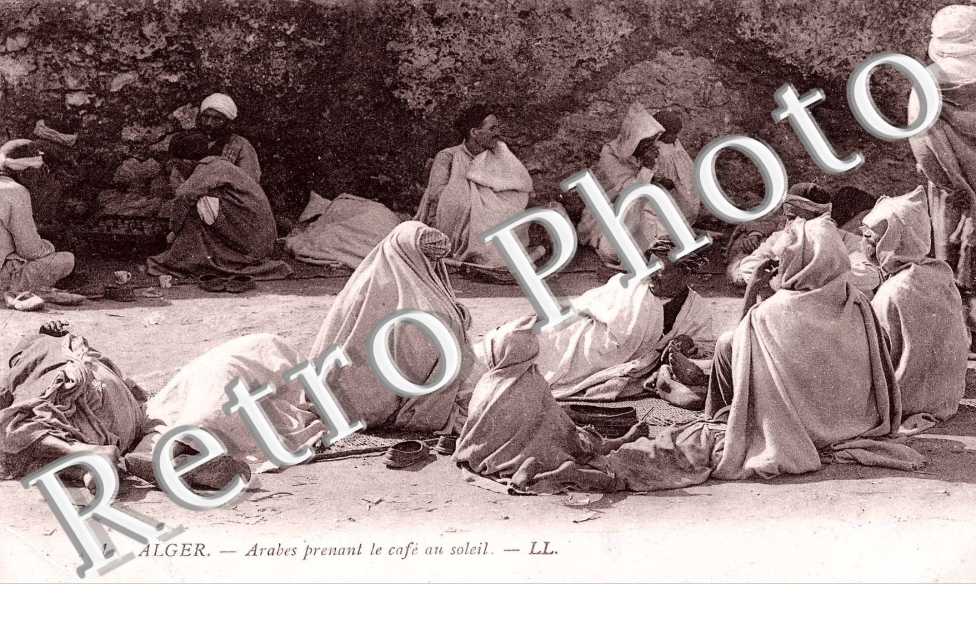Arabes prenant le café au soleil