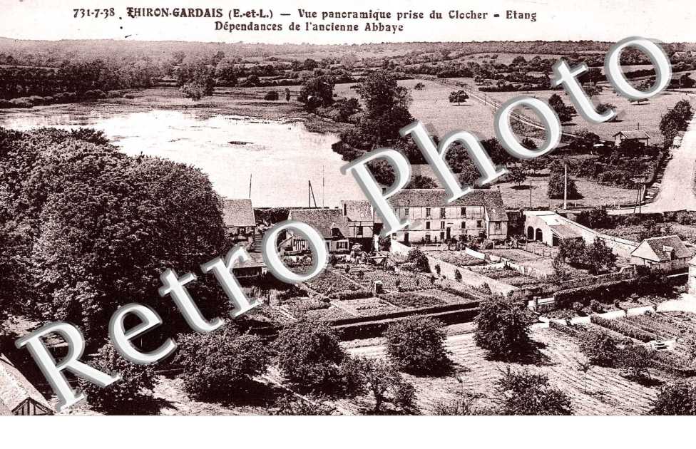 vue panoramique pres du clocher, etang, dependances de l' ancienne abbaye