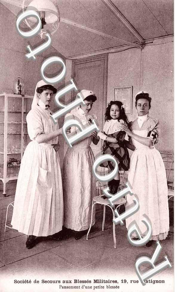societe de secours aux blesses militaires 19 rue Matignon Pansement d'une petite blessee