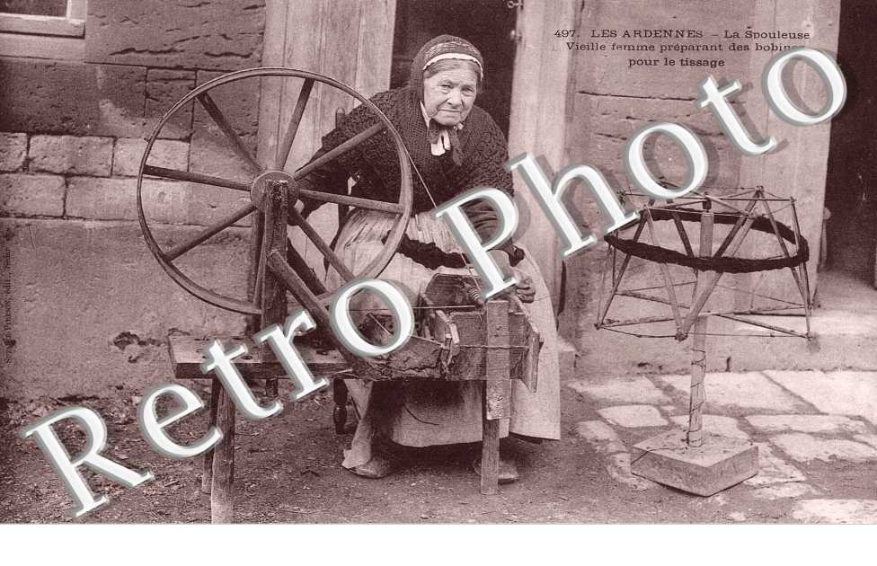 La Spouleuse - vieille femme preparant des bobines pour le tissage