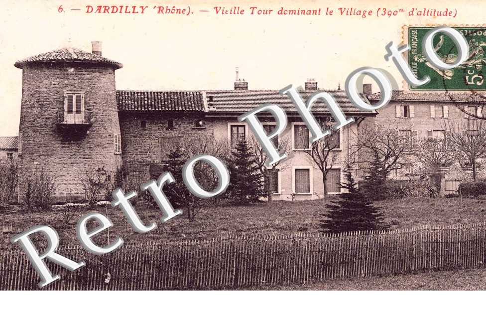 Vieille tour dominant le village