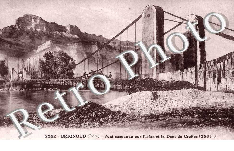 Pont suspendu sur l'Isere et la Dent de Crolles