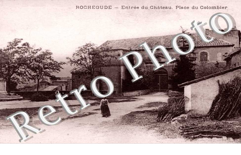 Entree du chateau - Place du Colombier