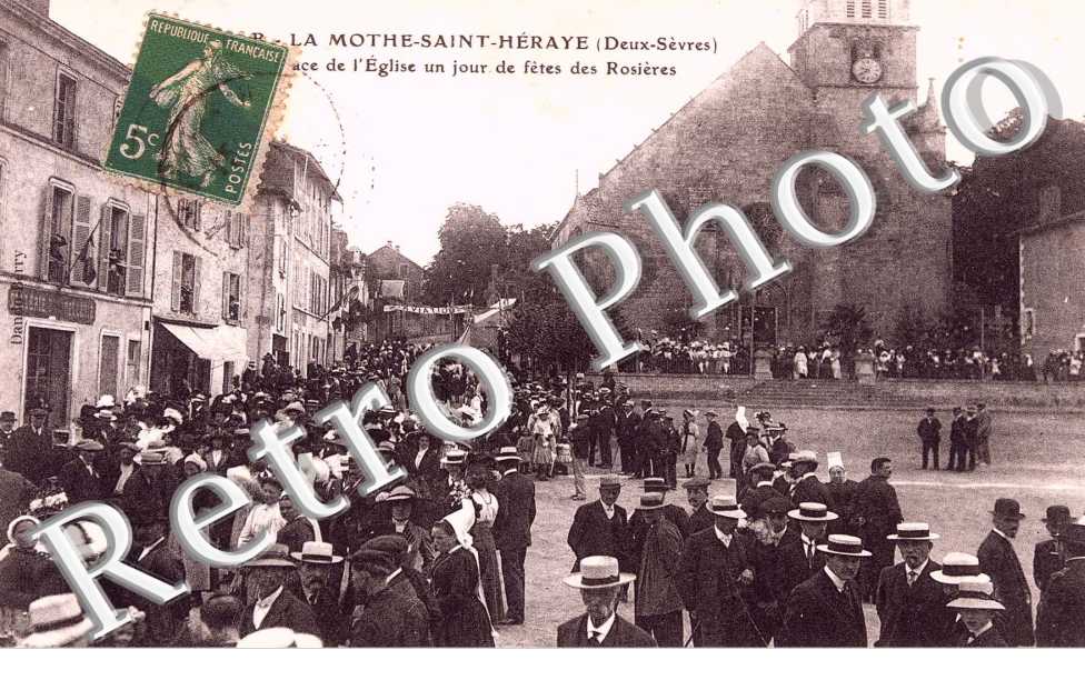 PLace de l'eglise un jours de fete des rosieres