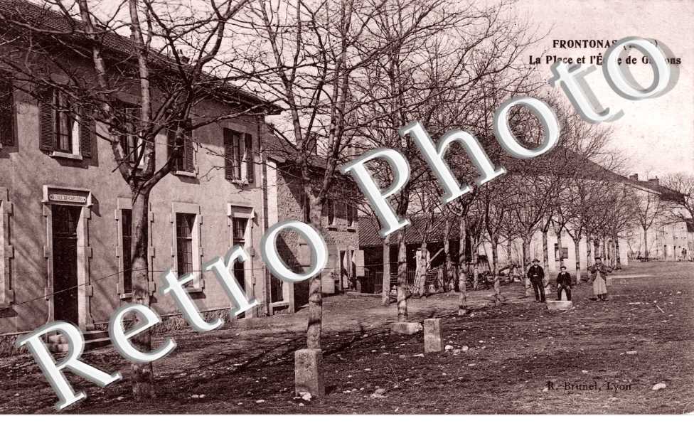 La Place et l'Ecole des Garcons