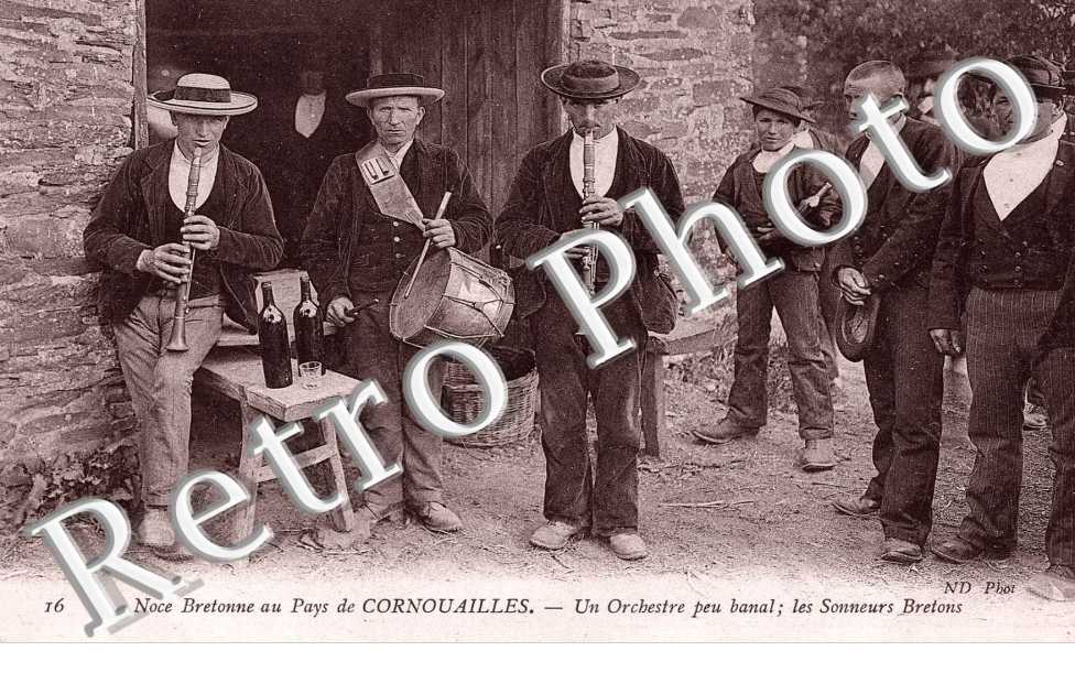 Un orchestre peu banal; les sonneurs bretons - noce bretonne ay pays de Cornouailles