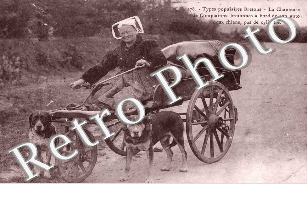 la chantesue de complaintes bretonnes a bord de son auto