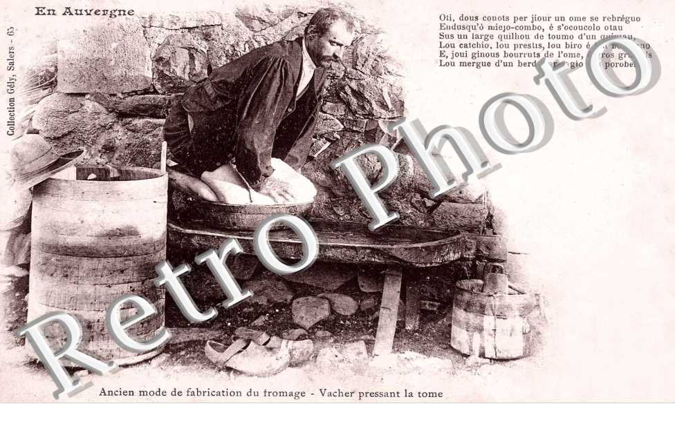 Ancien Mode de Fabrication du Fromage - Vacher Pressant la Tome