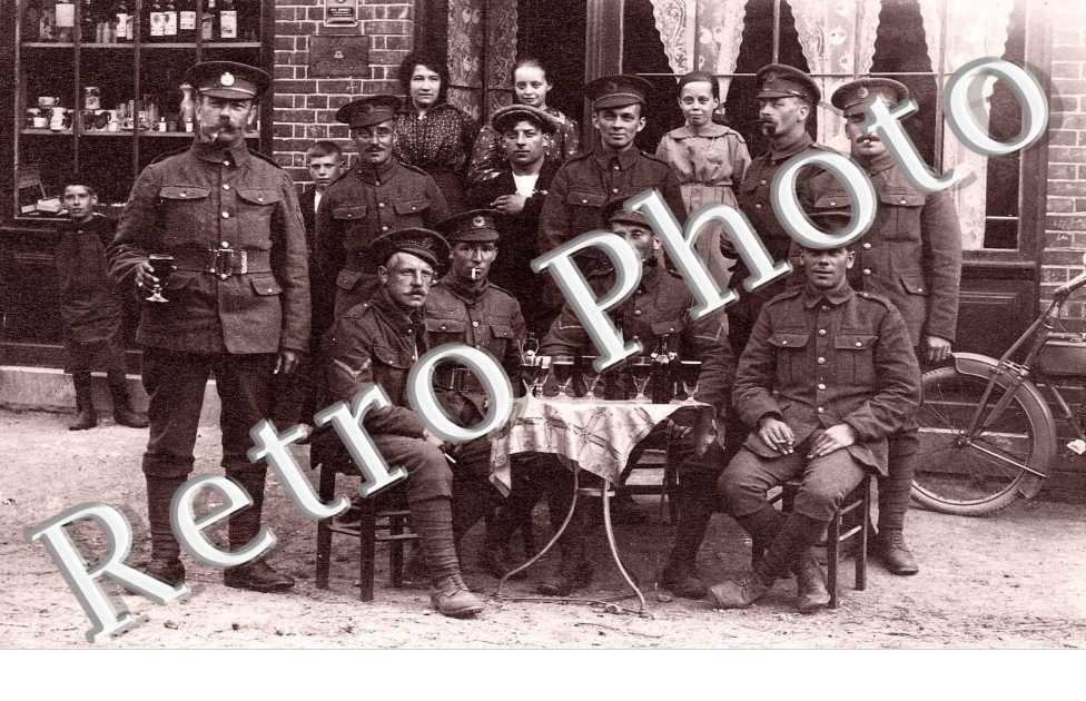 Un Groupe de Militaire trinquant