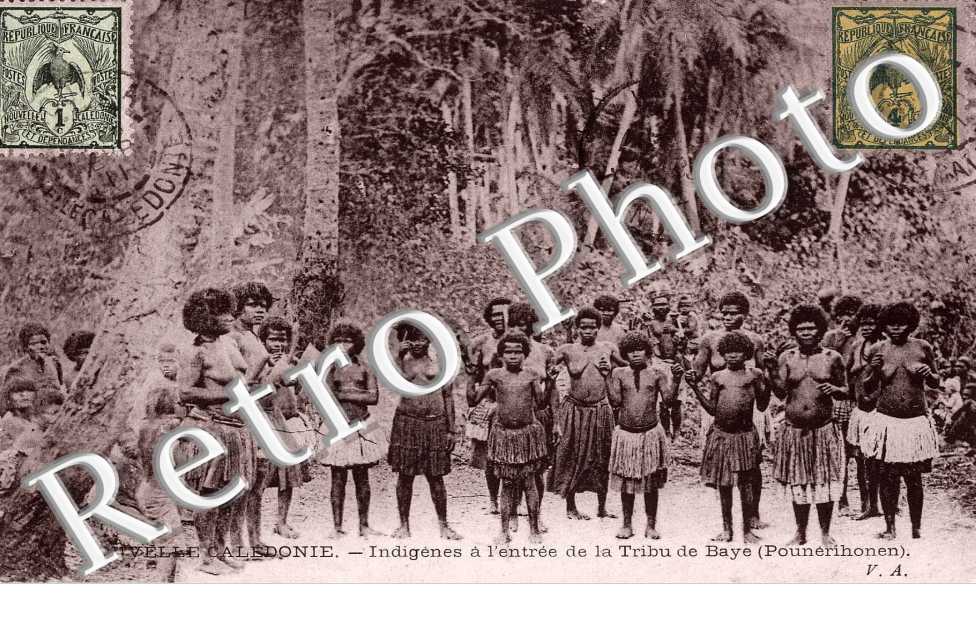 INDIGENES A L'ENTREE DE LA TRIBU BE BAYE