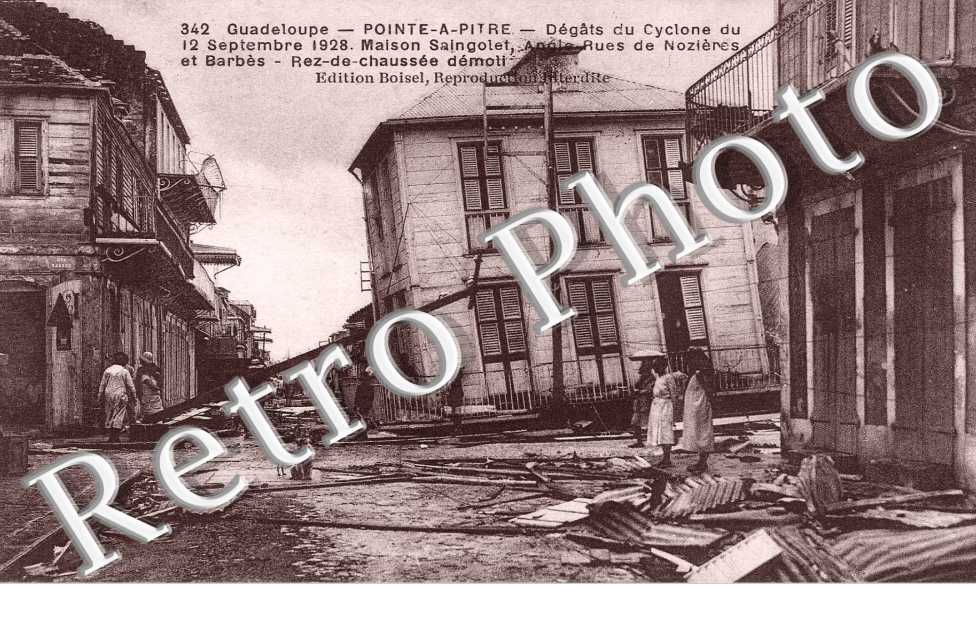 rue de Nozieres et barbes  DEGATS DU CYCLONE DU 12 SEPTEMBRE 1928