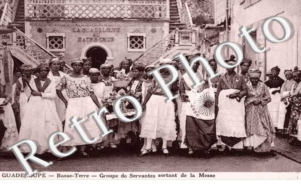 GROUPE DE SERVANTES SORTANT DE LA MESSE