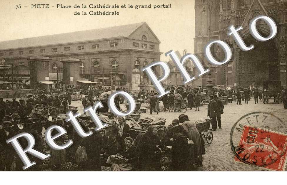 Place de la Cathedrale et le grand portail de la Cathédrale