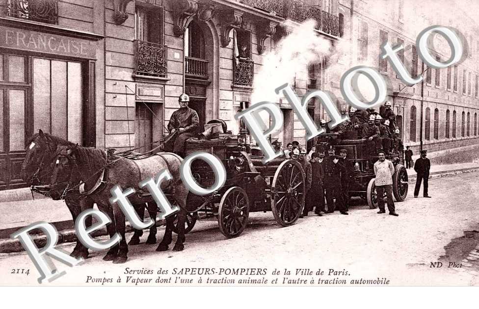 SAPEURS POMPIERS -   Pompes a vapeurdont l'une a traction animal et l'autre a traction automobile