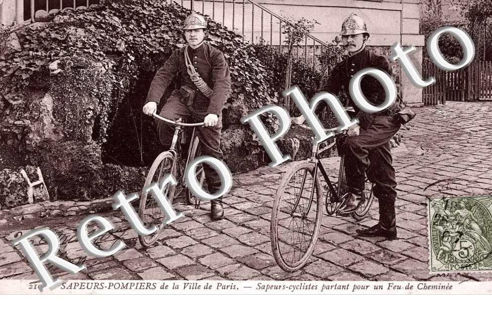 SAPEURS POMPIERS -   Sapeur-cyclistes partant pour un feu de Cheminee