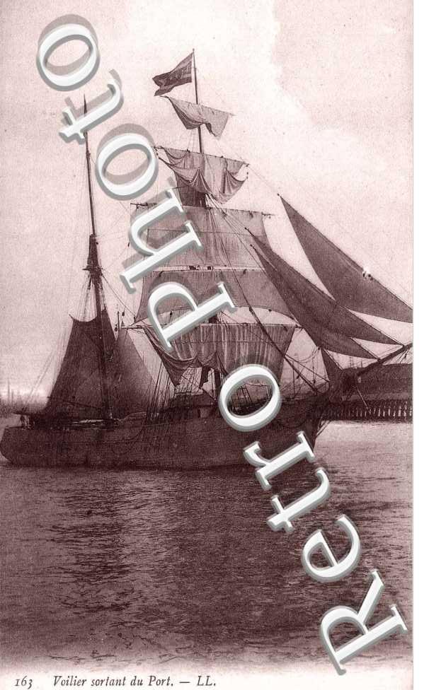 Voilier sortant du Port