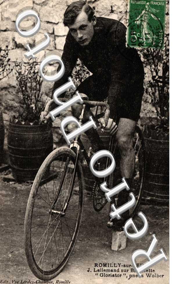 J. LALLEMAND sur bicyclette  Gloriator  pneus Wolher