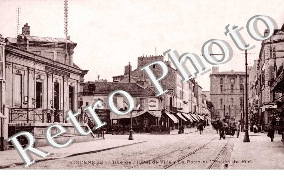 Rue de l'hotel de ville - la porte et l'entree du fort