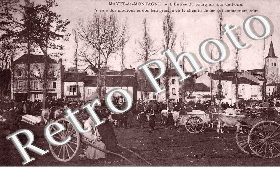 L'entree du bourg un jour de foire