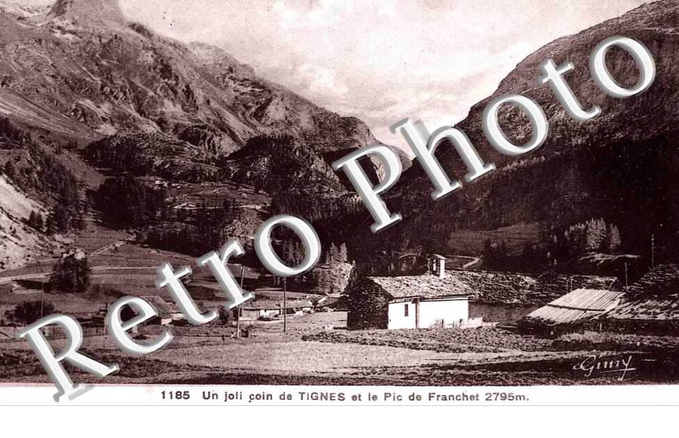 Un Coin du Village et le Pic du Franchet