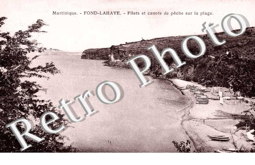 FOND-LAHAYE FILETS ET CANOTS DE PECHE SUR LA PLAGE