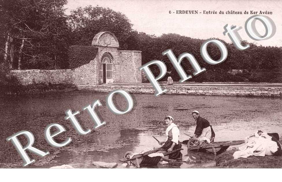 Entree du chateau de Ker Avean (laveuses)