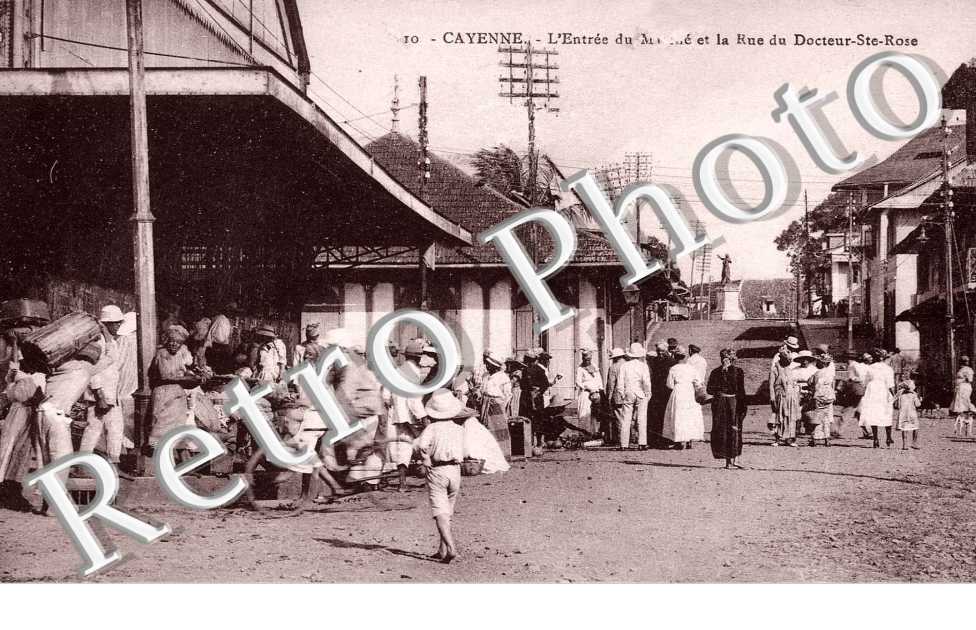 L'ENTREE DU MARCHE ET LA RUE DU DOCTEUR-STE-ROSE
