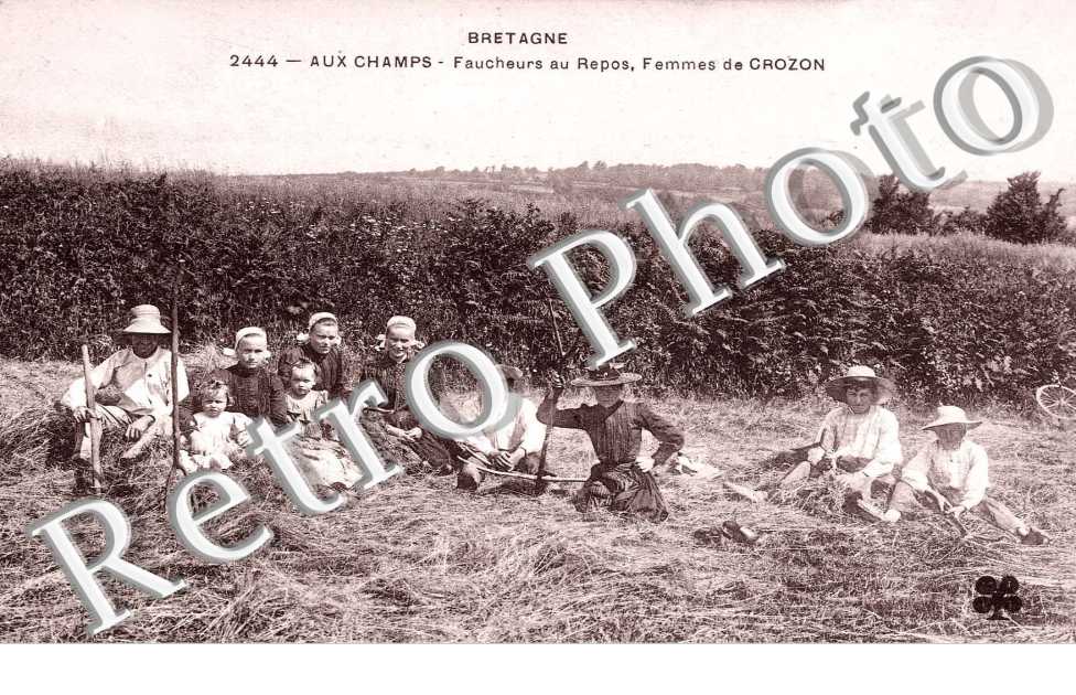Aux champs - faucheurs au repos, femmes de Crozon