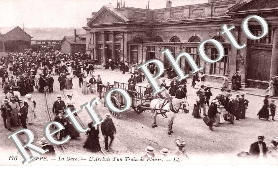 La gare  l'arrivée d'un train de plaisir