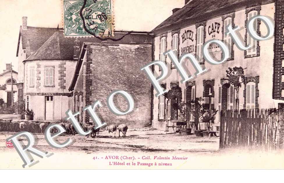 l'hotel et le passage a niveau