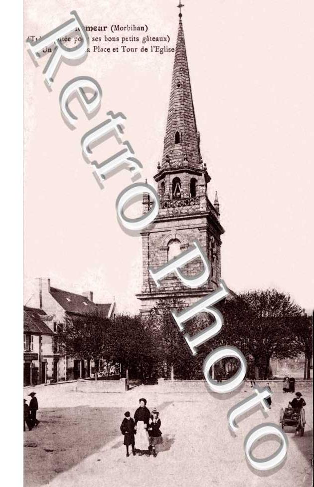 un coin de la place et tour de l'eglise