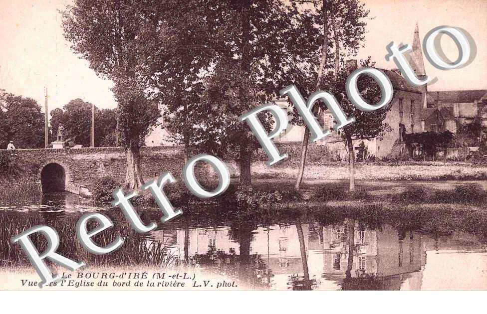 Vue vers l'Eglise du bord de la Riviere