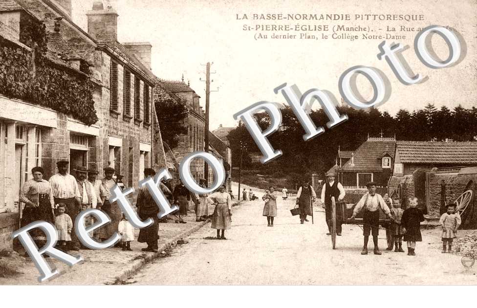 la rue aux Juifs, au dernier plan, le college Notre-Dame