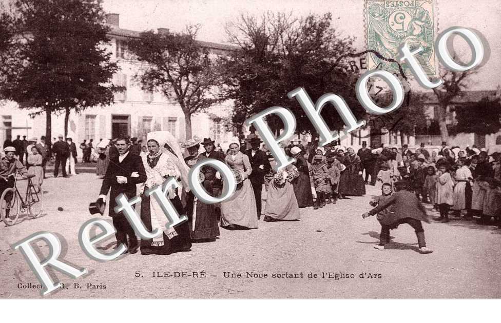 une noce sortant de l'eglise d'ars