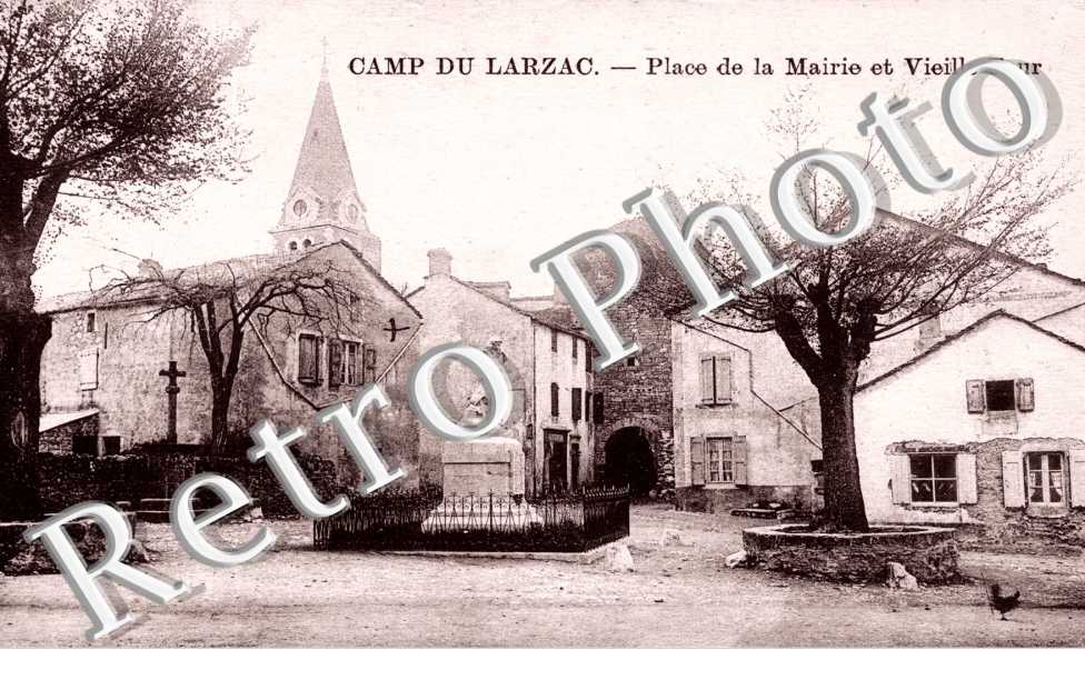camp du larzac - place de la mairie et vieille tour