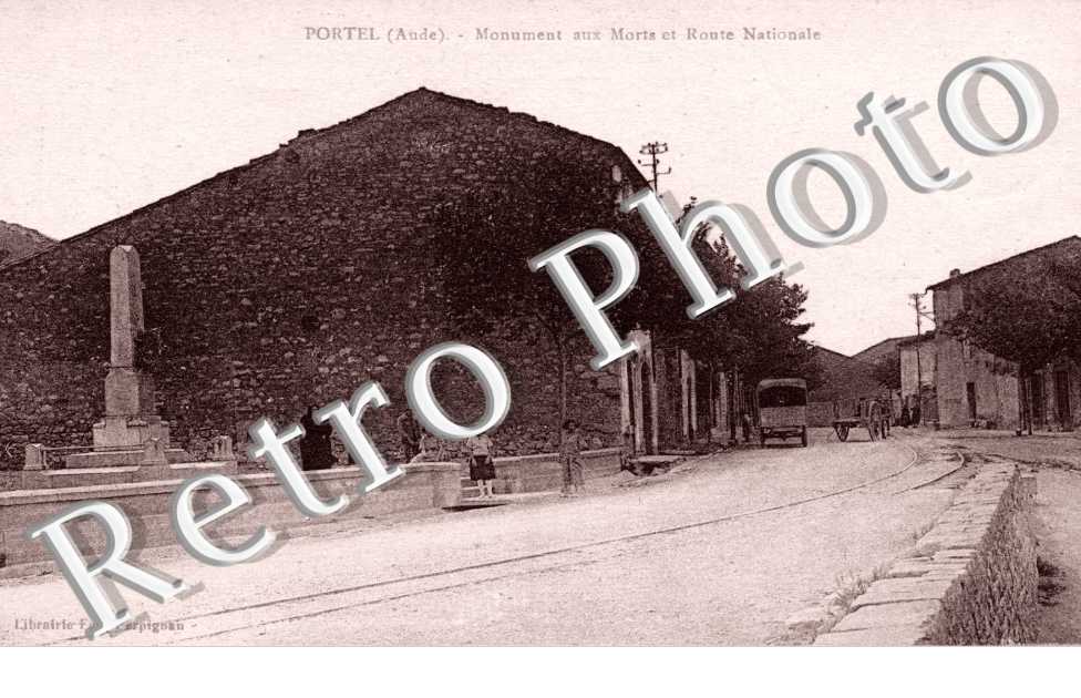 Monument aux morts et route nationale