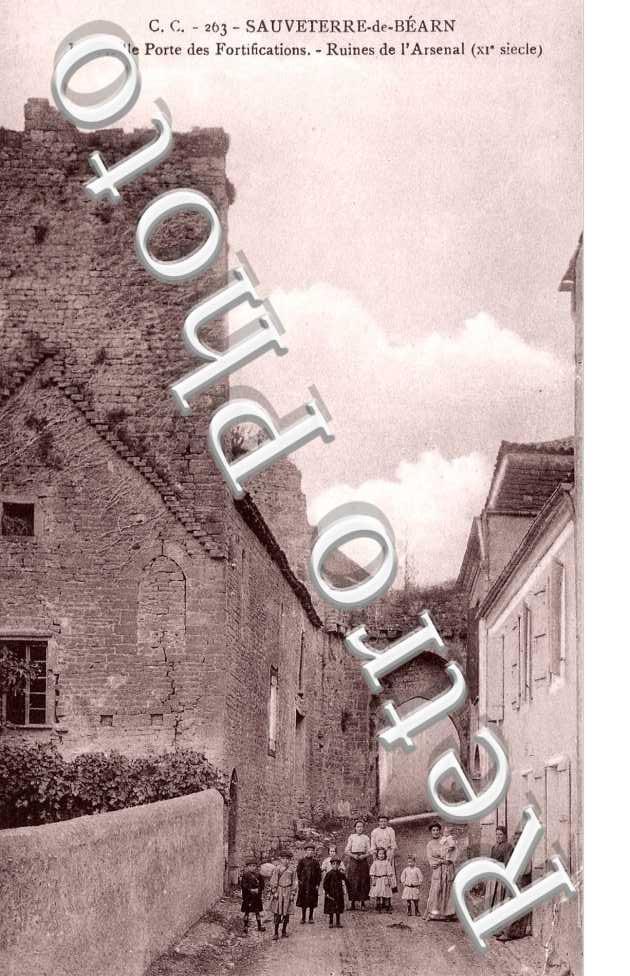 Vieille porte des fortifictaions - ruines de l'Arsenal