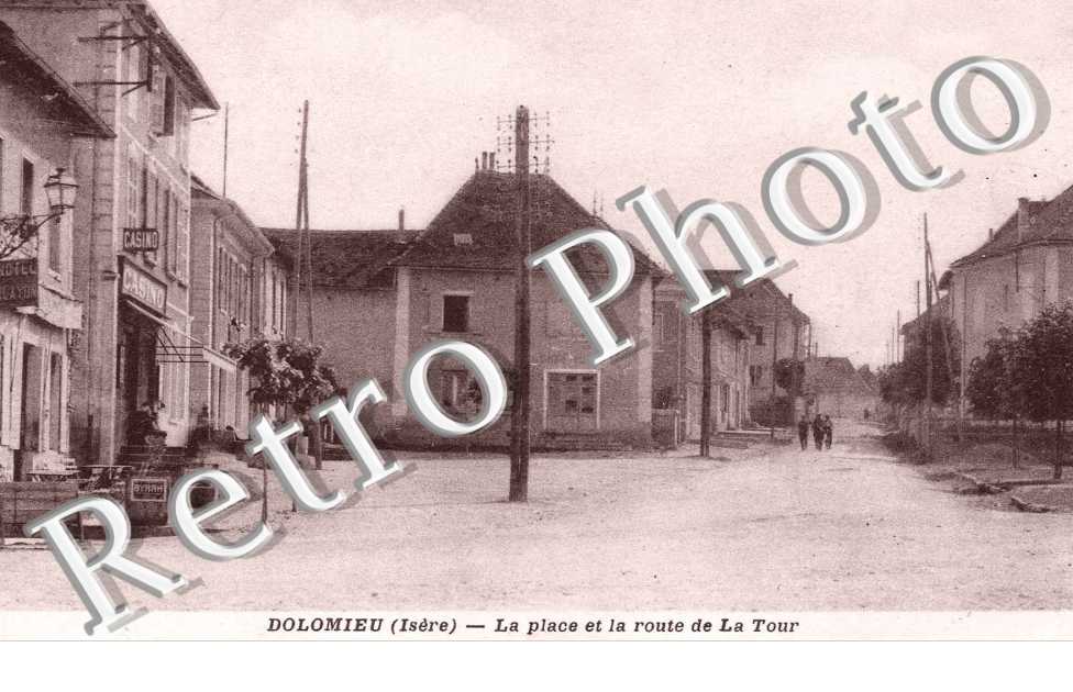 la place et la route de la tour