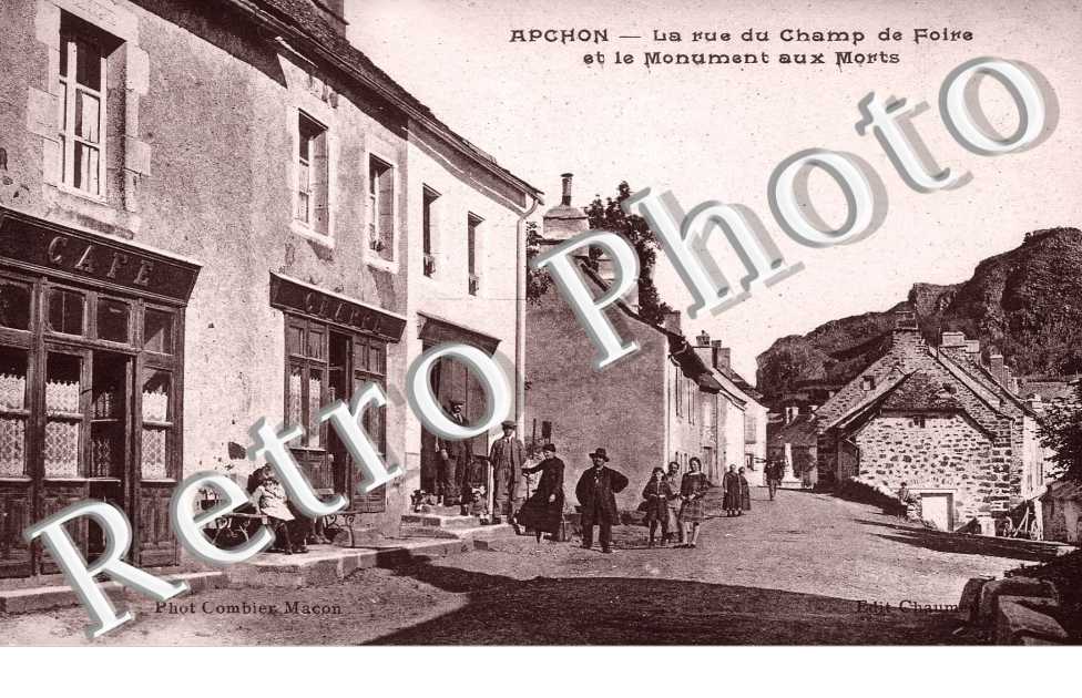 La rue du champ de foire et le monument aux morts