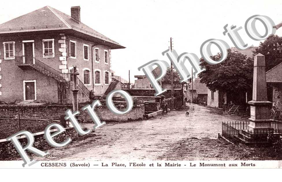 La Place, l'Ecole et la Mairie, le Monument aux Morts
