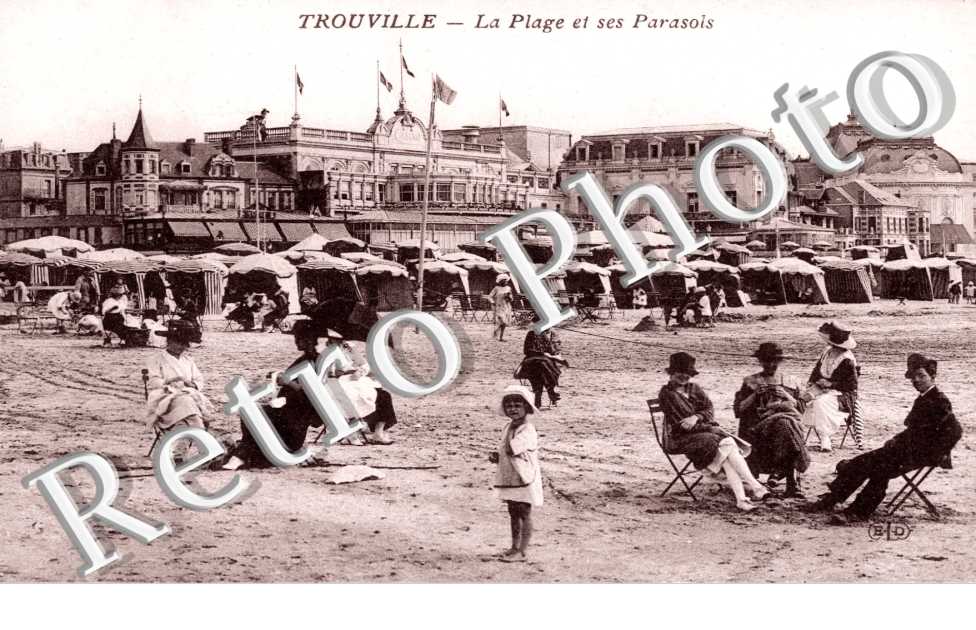 LA PLAGE ET SES PARASOLS