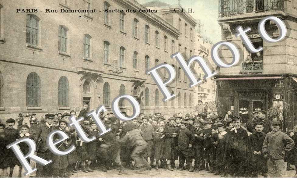 la Rue Damremont Sortie des Ecoles