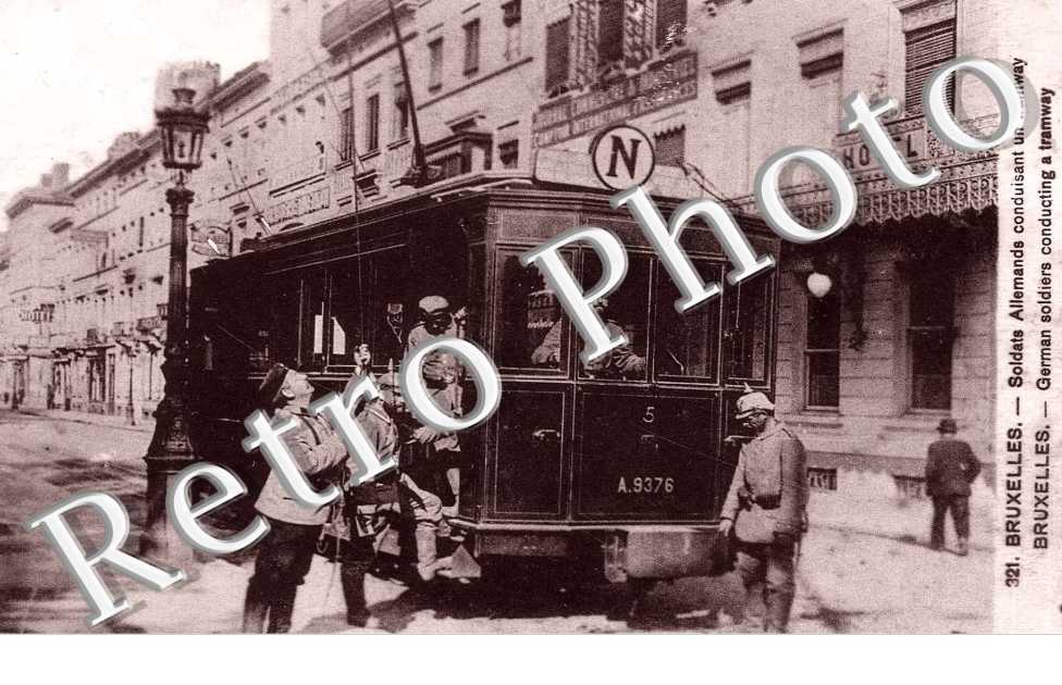 soldats allemands conduisant un tramway