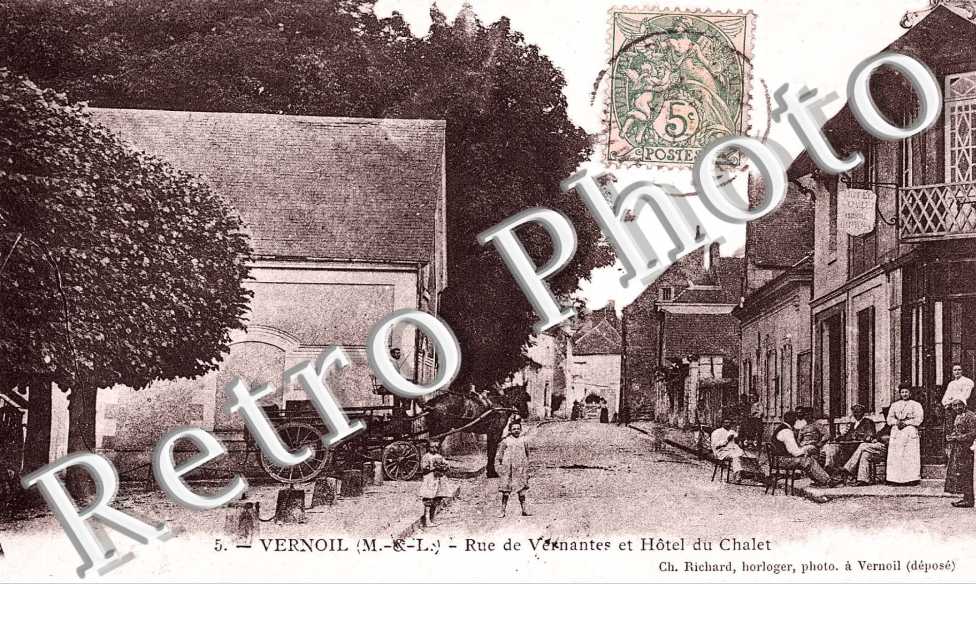 Rue de Vernantes et hotel du chalet