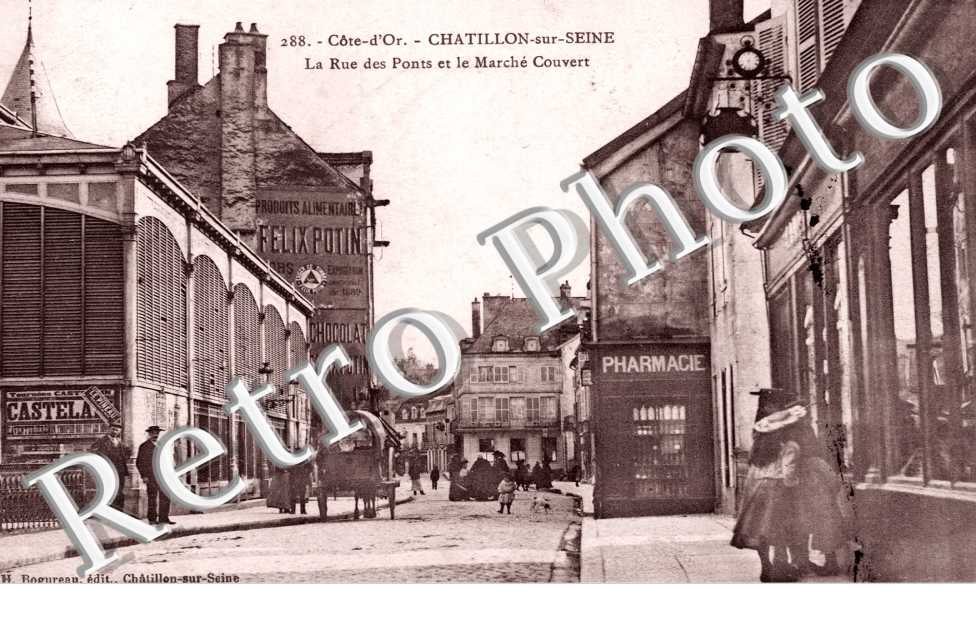 Rue des Ponts et le Marche Couvert